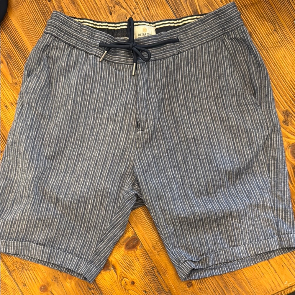 Distrezzed brand Blue and White Flat Front Shorts size 31